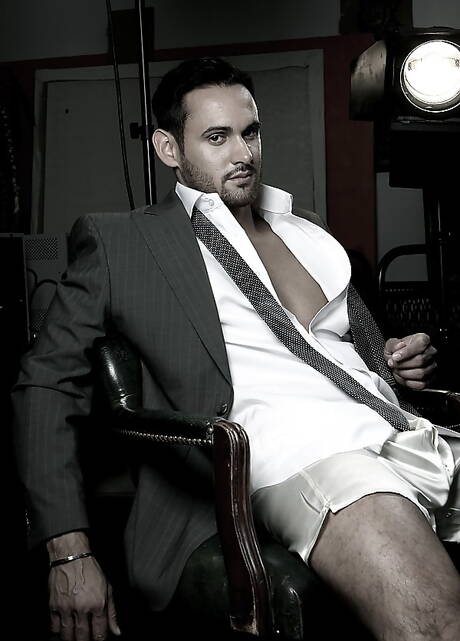 Der muskulöse Latino Marco Wilson zieht sich aus