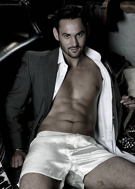 Der muskulöse Latino Marco Wilson zieht sich aus