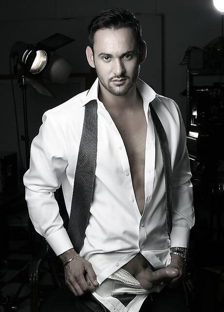 Der muskulöse Latino Marco Wilson zieht sich aus