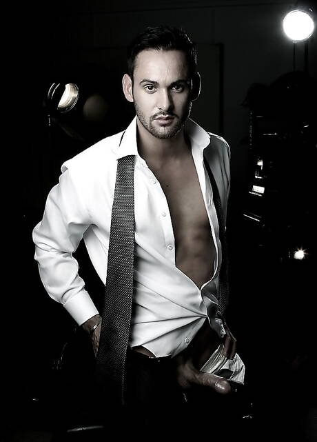 Der muskulöse Latino Marco Wilson zieht sich aus