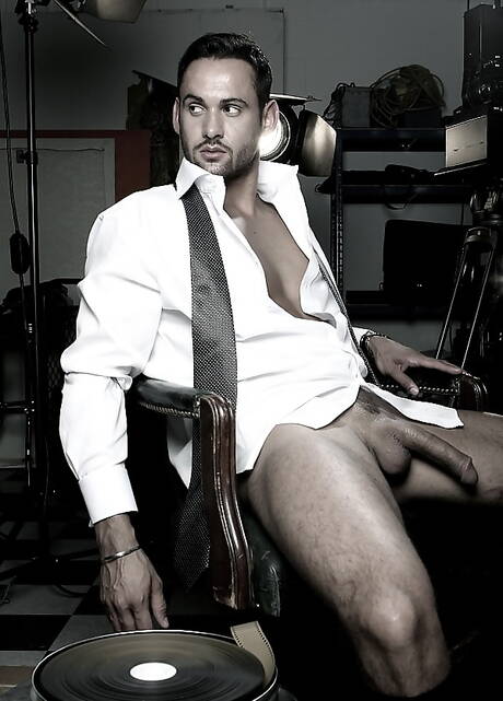 Der muskulöse Latino Marco Wilson zieht sich aus