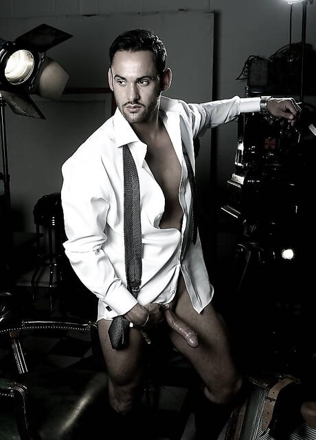 Der muskulöse Latino Marco Wilson zieht sich aus