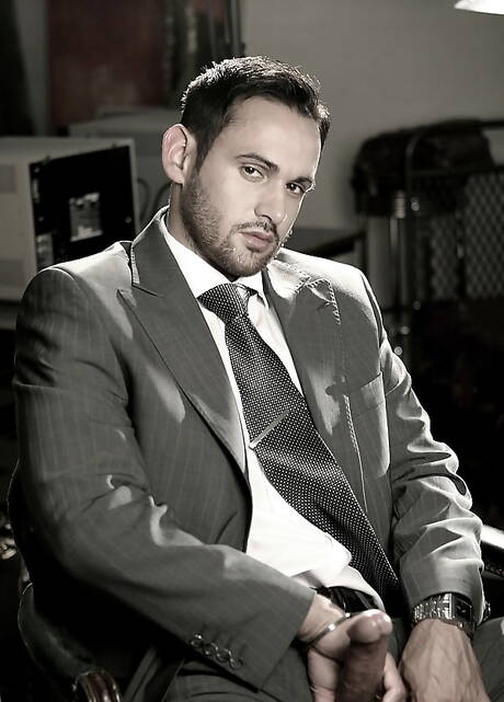 Der muskulöse Latino Marco Wilson zieht sich aus