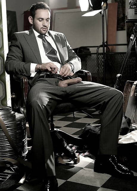 Der muskulöse Latino Marco Wilson zieht sich aus