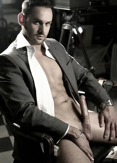 Der muskulöse Latino Marco Wilson zieht sich aus