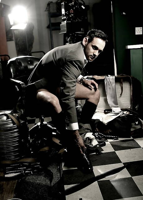 Der muskulöse Latino Marco Wilson zieht sich aus