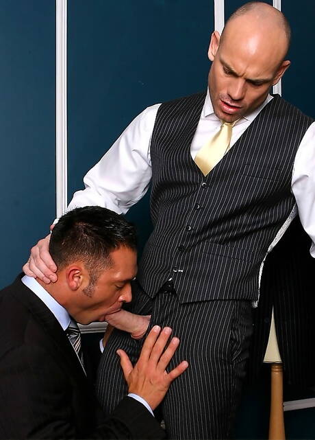 Il muscoloso Jed Willcox e il muscoloso Kurt Rogers in una scena di succhiacazzi