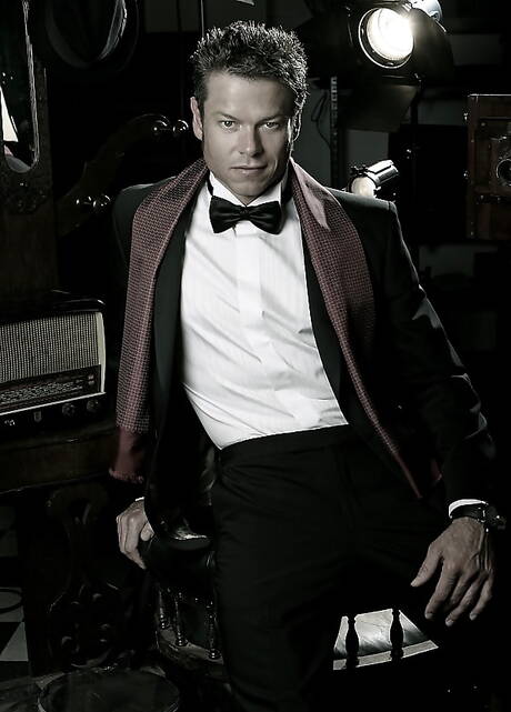 Stier Nathan Lewis masturbeert