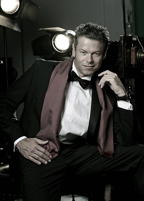 Stier Nathan Lewis masturbeert