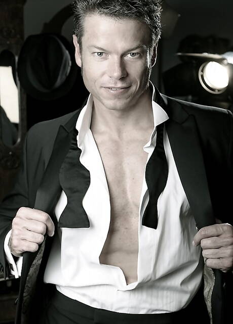 Stier Nathan Lewis masturbeert