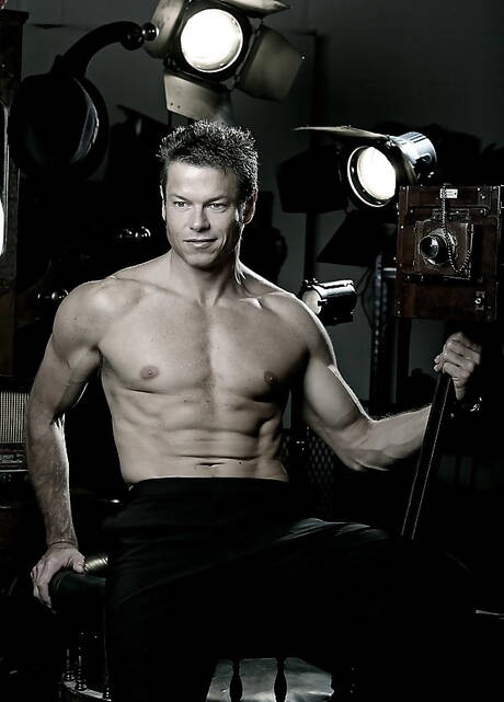 Stier Nathan Lewis masturbeert