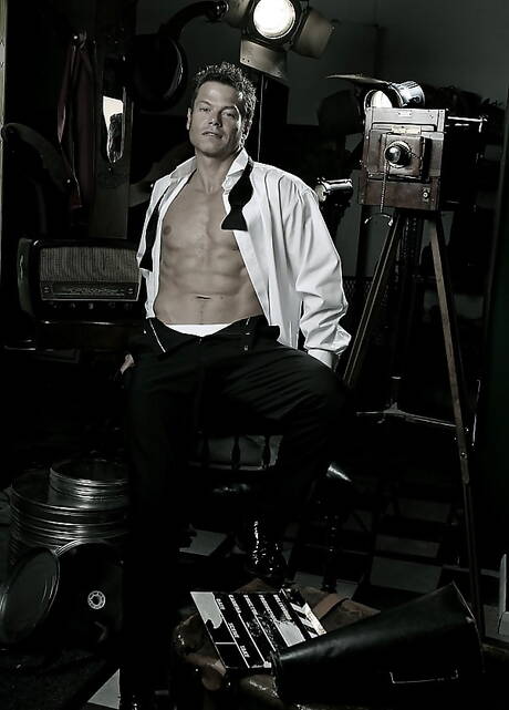 Stier Nathan Lewis masturbeert