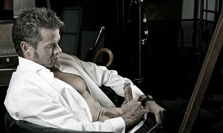 Le taureau Nathan Lewis se branle