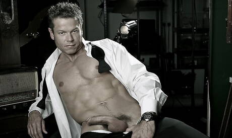 Stier Nathan Lewis masturbeert