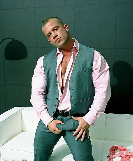 Der muskulöse Brocky Brown posiert nackt und zeigt einen schönen Hintern im Freien