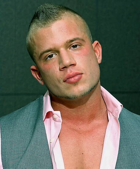 Der muskulöse Brocky Brown posiert nackt und zeigt einen schönen Hintern im Freien