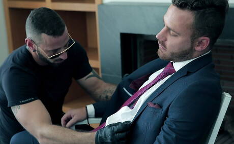 スペインの屈強な雄牛アントニオ・ミラクルとオランダのマッチョなローガン・ムーアが熱いアナルセックスを繰り広げる