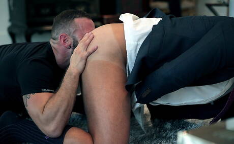 スペインの屈強な雄牛アントニオ・ミラクルとオランダのマッチョなローガン・ムーアが熱いアナルセックスを繰り広げる