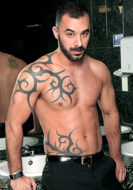 Der starke Mann Sergyo und der Muskelprotz Xavi Duran bei heißer Arschfick-Action