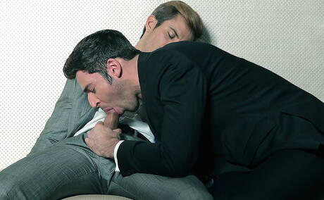 Ogier Dario Beck i przystojny facet Maikel Cash obciągają i ruchają się nawzajem