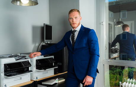 Der starke Emir Boscatto und der gut gebaute Sean Weiss lutschen und vögeln sich gegenseitig