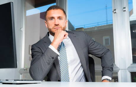 Der starke Emir Boscatto und der gut gebaute Sean Weiss lutschen und vögeln sich gegenseitig