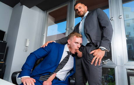 Der starke Emir Boscatto und der gut gebaute Sean Weiss lutschen und vögeln sich gegenseitig