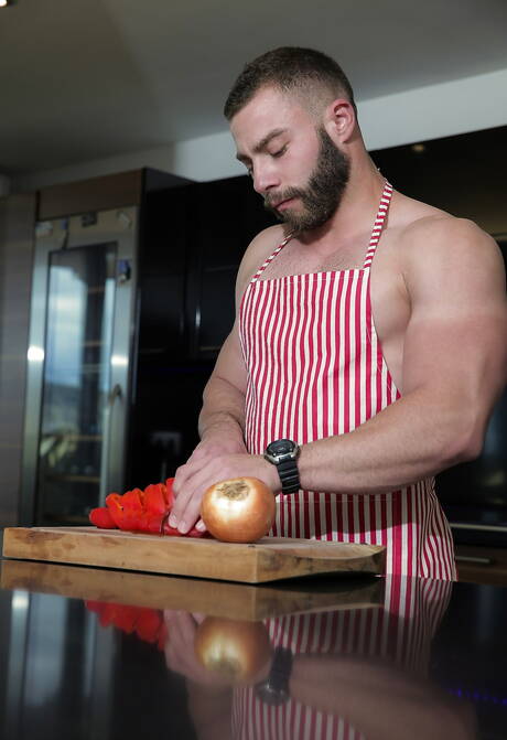 Der spanische Bodybuilder Diego Reyes und der starke Mann Frank Valencia ficken in den Arsch, nachdem sie in der Küche einen Schwanz gelutscht haben