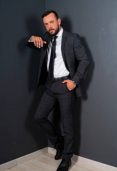 Der harte Kerl Bastian Karim und der Superhengst Sir Peter lutschen und ficken sich gegenseitig