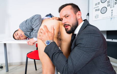 Der harte Kerl Bastian Karim und der Superhengst Sir Peter lutschen und ficken sich gegenseitig