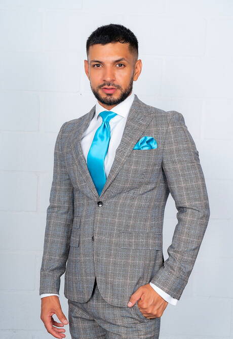 Superhengst Dan Tyser und der muskulöse Oskar Ivan ficken Arsch, nachdem sie Schwänze gelutscht haben