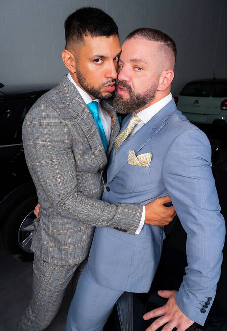 Superhengst Dan Tyser und der muskulöse Oskar Ivan ficken Arsch, nachdem sie Schwänze gelutscht haben