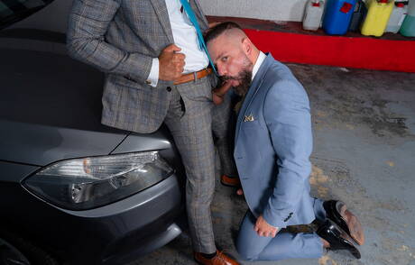 Superhengst Dan Tyser und der muskulöse Oskar Ivan ficken Arsch, nachdem sie Schwänze gelutscht haben