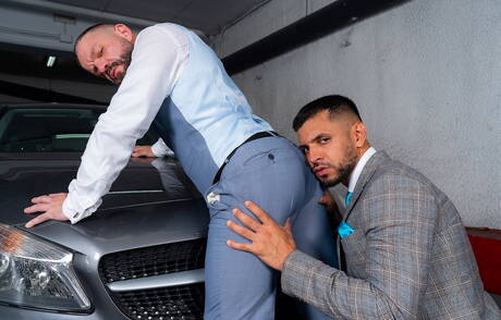 Superhengst Dan Tyser und der muskulöse Oskar Ivan ficken Arsch, nachdem sie Schwänze gelutscht haben