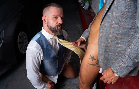 Superhengst Dan Tyser und der muskulöse Oskar Ivan ficken Arsch, nachdem sie Schwänze gelutscht haben