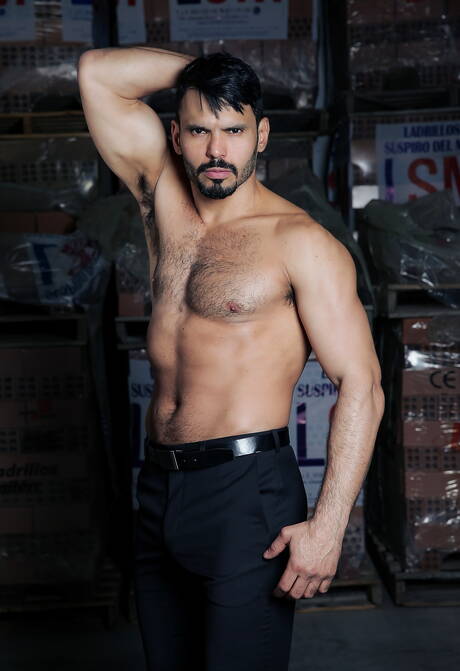 Latino-Otter Jean Franko und amerikanischer Otter Mike De Marko gefesselt