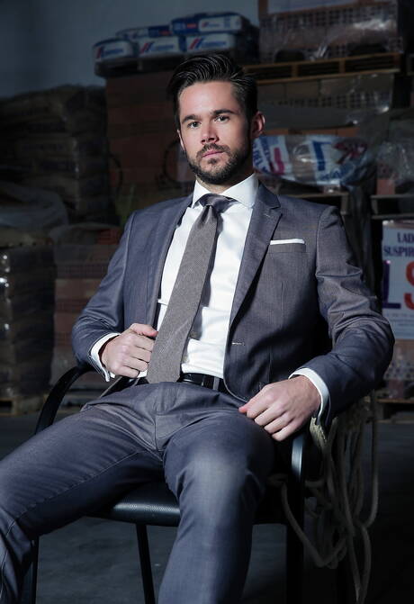 Latino otter Jean Franko and american otter Mike De Marko bondaged