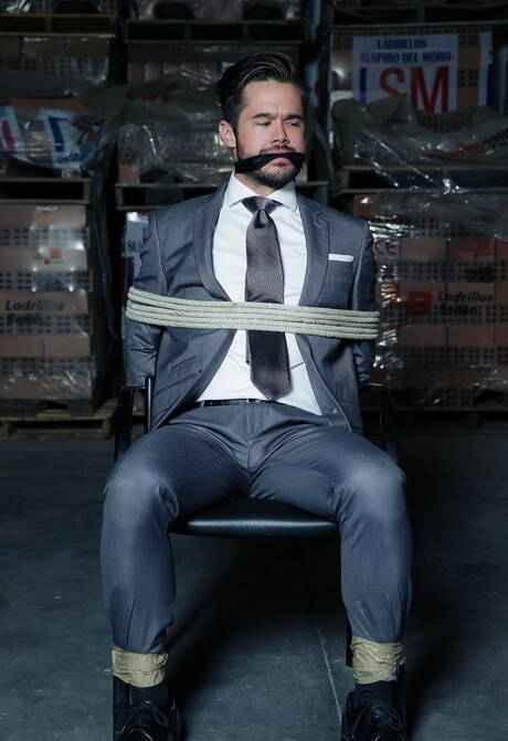 Latino otter Jean Franko and american otter Mike De Marko bondaged