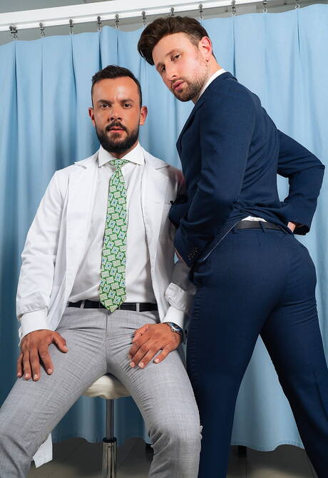 Der haarige englische Hengst Drew Dixon und der portugiesische Bär Sir Peter haben sich gegenseitig geknallt