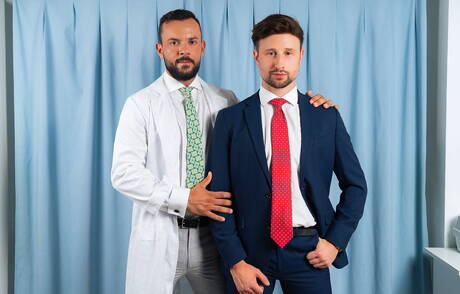 Der haarige englische Hengst Drew Dixon und der portugiesische Bär Sir Peter haben sich gegenseitig geknallt