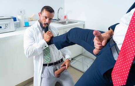 Der haarige englische Hengst Drew Dixon und der portugiesische Bär Sir Peter haben sich gegenseitig geknallt