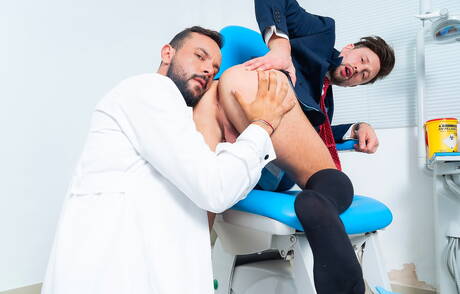 Der haarige englische Hengst Drew Dixon und der portugiesische Bär Sir Peter haben sich gegenseitig geknallt