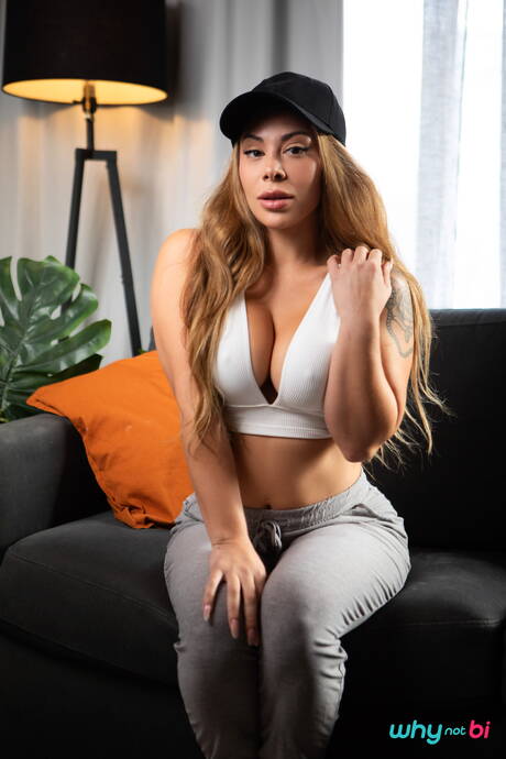 Beautiful friends Laura Fox, Trent King and Malik Delgaty love bisexual pleasure