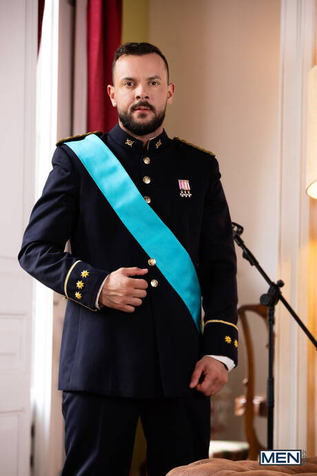 Men.com: American beautiful boy Joey Mills and portuguese hot bear Sir Peter have a good sex