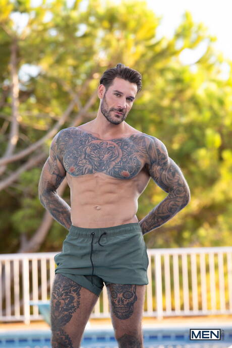 Der norwegische Kraftprotz Tyler Berg und der amerikanische Muskelprotz Papi Kocic bei heißer Arschfick-Action im Pool