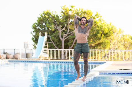 Der norwegische Kraftprotz Tyler Berg und der amerikanische Muskelprotz Papi Kocic bei heißer Arschfick-Action im Pool