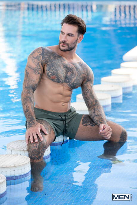 Der norwegische Kraftprotz Tyler Berg und der amerikanische Muskelprotz Papi Kocic bei heißer Arschfick-Action im Pool
