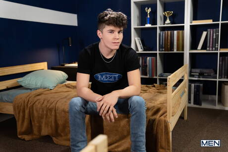 Strongman Damian Night and american young dude Drake Von sucking and screwing each other