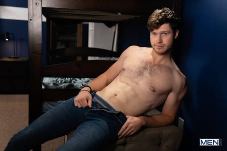 Heiße amerikanische Jungs, der gut gebaute Finn Harding und der schöne Junge Troye Dean ziehen sich aus und zeigen ihren heißen Hintern