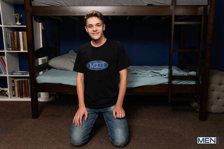 Heiße amerikanische Jungs, der gut gebaute Finn Harding und der schöne Junge Troye Dean ziehen sich aus und zeigen ihren heißen Hintern